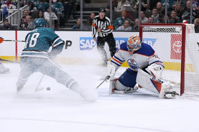 Výhru Caroliny řídil autor tří gólů Svečnikov, Vegas uspělo po čtyřech zápasech