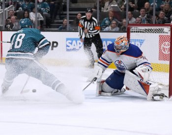 Výhru Caroliny řídil autor tří gólů Svečnikov, Vegas uspělo po čtyřech zápasech