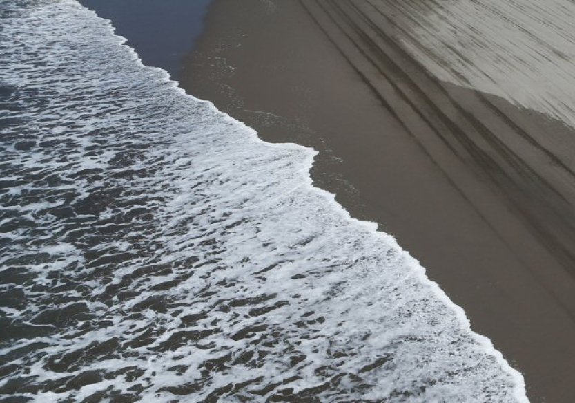 Na australské pláži se objevil záhadný obří kovový předmět, možná je z rakety