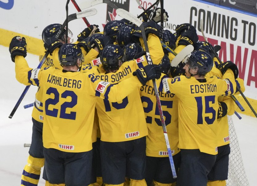 Švédové porazili na MSJ Kanadu a zůstali neporažení spolu se Slováky a USA