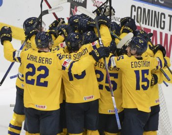 Švédové porazili na MSJ Kanadu a zůstali neporažení spolu se Slováky a USA