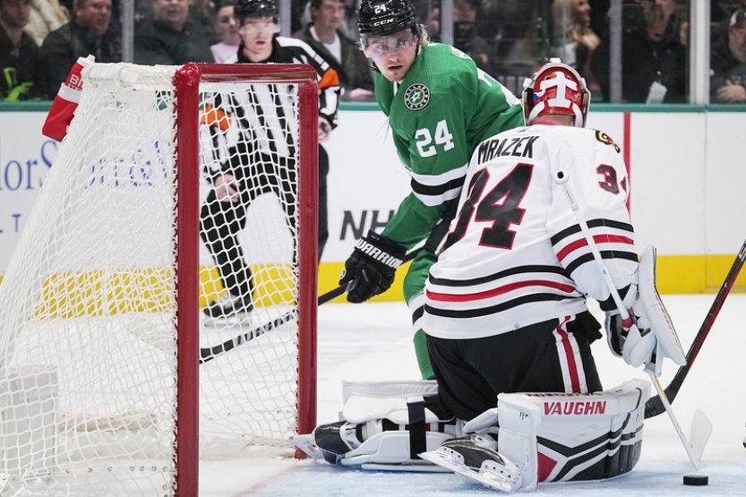 Brankář Mrázek pomohl v NHL Chicagu třiceti zákroky k zisku bodu v Dallasu