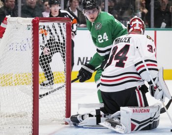 Brankář Mrázek pomohl v NHL Chicagu třiceti zákroky k zisku bodu v Dallasu