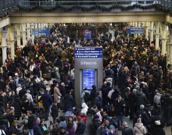 Voda v tunelech u Londýna omezila železniční dopravu, zrušeny i spoje do Paříže