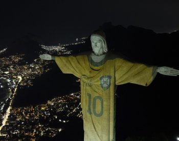 Sochu Krista Spasitele v Riu k Pelého poctě `oblékli` do jeho dresu s číslem 10