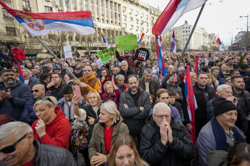 Tisíce Srbů opět protestují proti údajným manipulacím při volbách