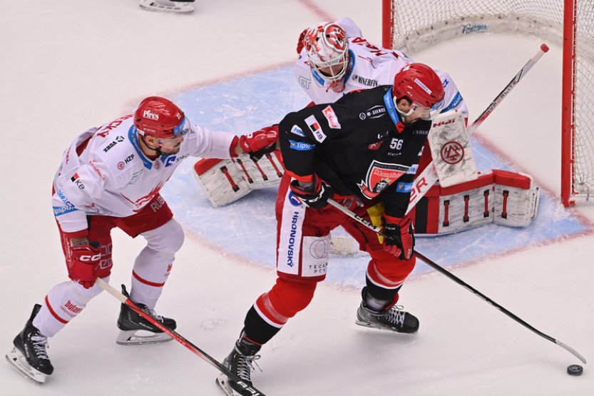 Třinec ovládl reprízu finále, Hradci nasázeli šest gólů ve třetí třetině