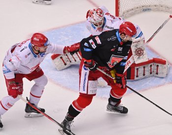 Třinec ovládl reprízu finále, Hradci nasázeli šest gólů ve třetí třetině