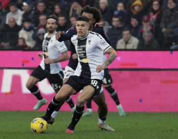 Boloňa po prohře v Udine přišla o čtvrté místo, třetí AC Milán porazil Sassuolo