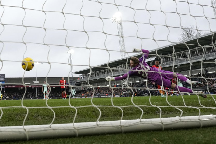 Aston Villa v závěru odvrátila třetí ztrátu v řadě a porazila Burnley 3:2