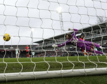 Aston Villa v závěru odvrátila třetí ztrátu v řadě a porazila Burnley 3:2