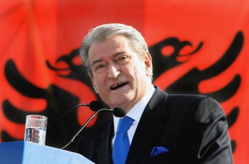 Albánský soud uložil domácí vězení expremiérovi Berishovi podezřelému z korupce