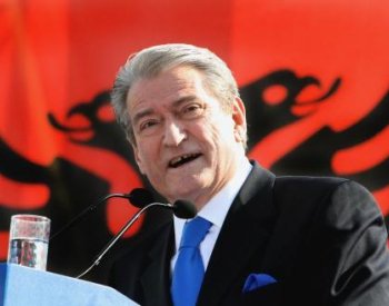 Albánský soud uložil domácí vězení expremiérovi Berishovi podezřelému z korupce