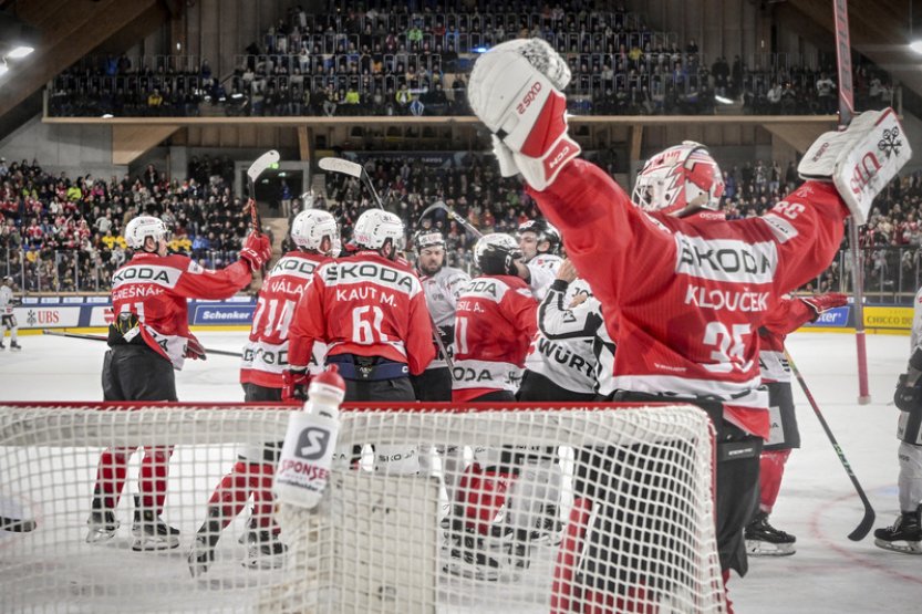 Pardubice porazily po obratu v závěru v semifinále Spenglerova poháru Kanadu 4:3