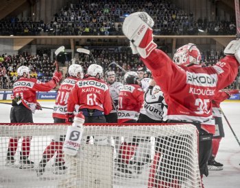 Pardubice porazily po obratu v závěru v semifinále Spenglerova poháru Kanadu 4:3