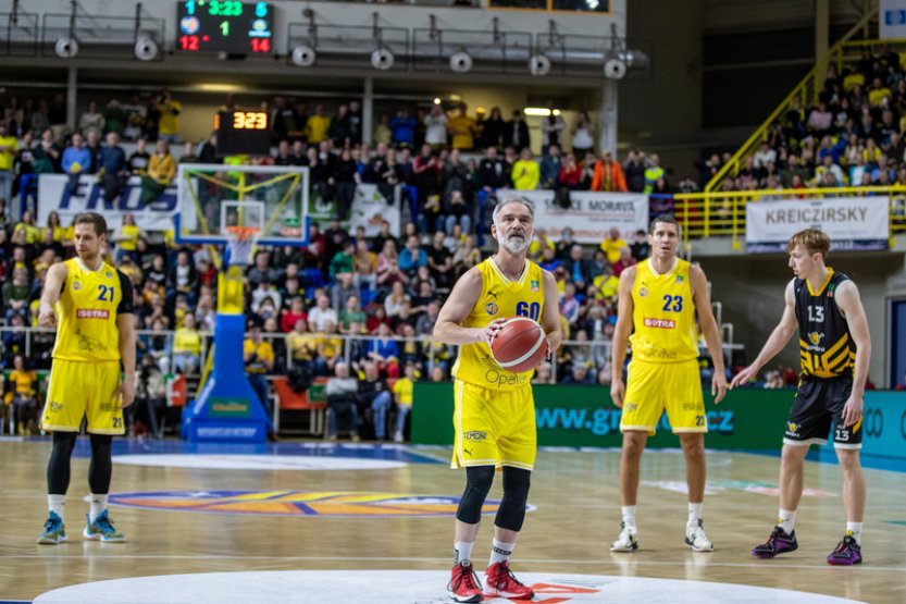 Herec Trojan prožil premiéru v basketbalové lize, k výhře Opavy pomohl 4 body
