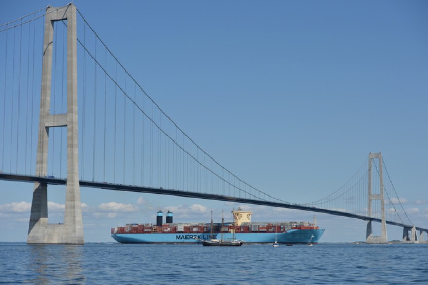 Maersk po útoku povstalců z Jemenu na jeho loď přerušil plavby v Rudém moři