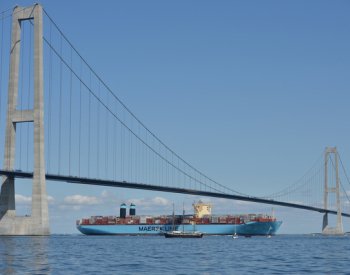 Maersk po útoku povstalců z Jemenu na jeho loď přerušil plavby v Rudém moři