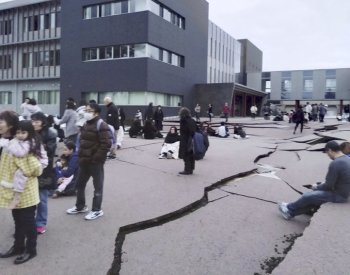 Japonské úřady po silném zemětřesení v části země varují před cunami